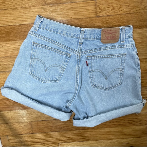 Women’s Vintage Levi’s High Waisted Mom Jean Shorts - Picture 5 of 13